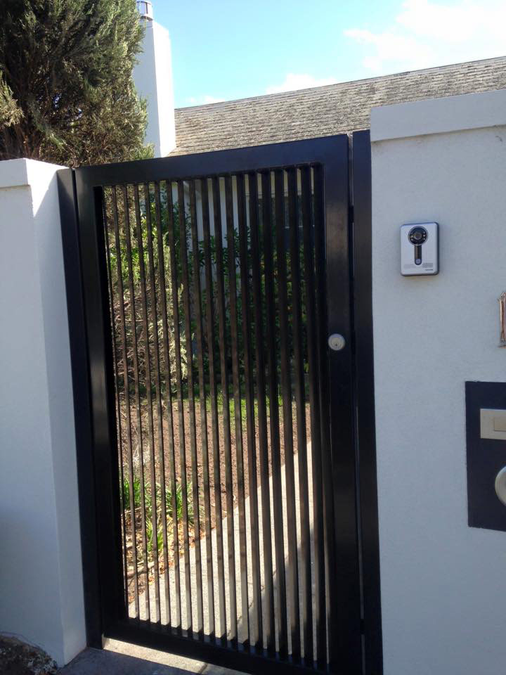 Vertical-blade-pedestrian-gate